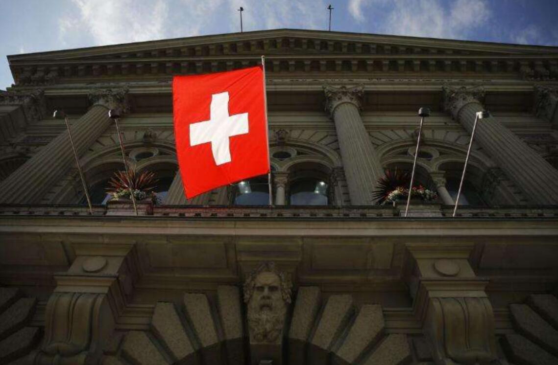 瑞士央行意外升息50基点，美元兑瑞郎短线重挫180点